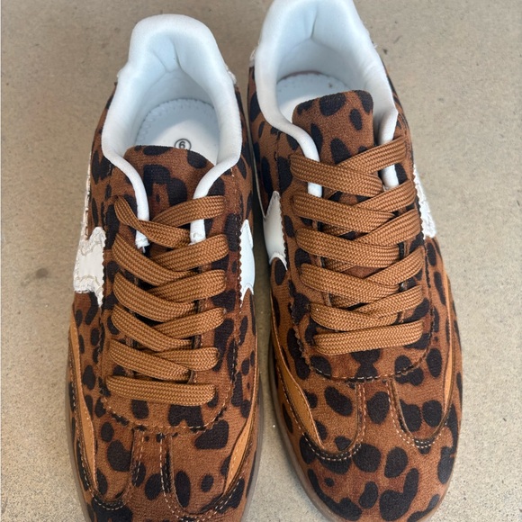 la sheelah Shoes - La Sholah Leopard Print Sneakers